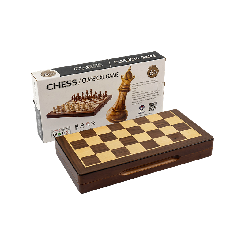 Natitiklop na set ng kahoy na chess